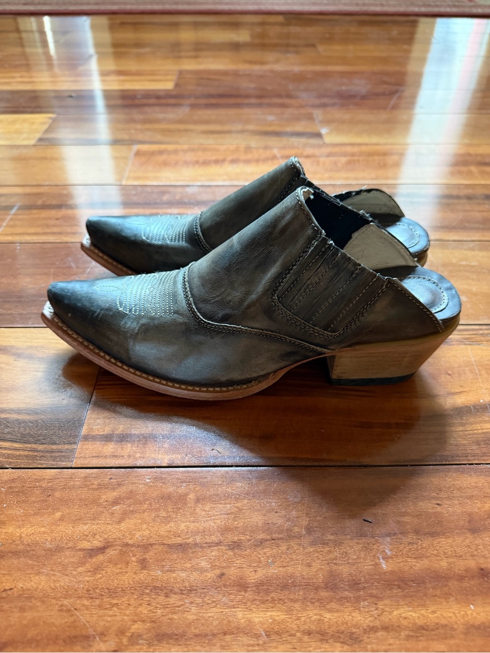 Freebird wentworth olive green Leather Slip-On Western Mules.size 9.Boho-western
